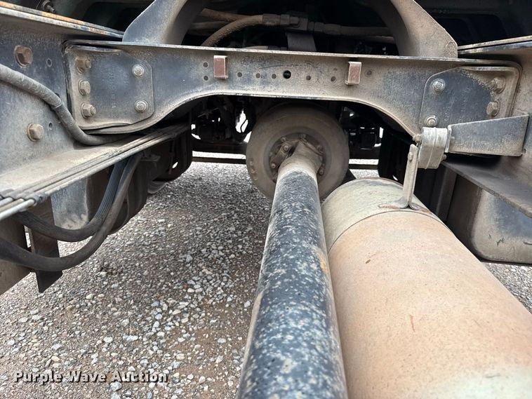 image for item FV2027 2001 Ford F650 truck cab and chassis
