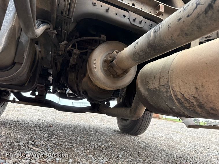 image for item FV2027 2001 Ford F650 truck cab and chassis
