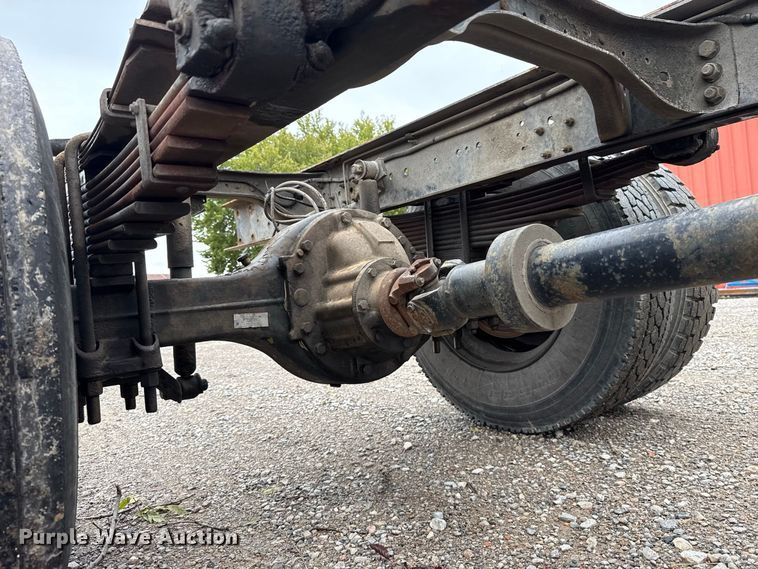 image for item FV2027 2001 Ford F650 truck cab and chassis