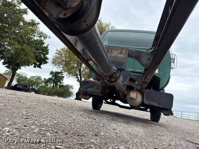 image for item FV2027 2001 Ford F650 truck cab and chassis