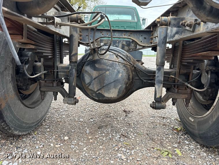 image for item FV2027 2001 Ford F650 truck cab and chassis