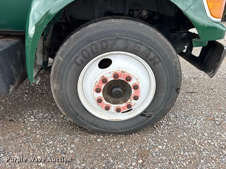 image for item FV2027 2001 Ford F650 truck cab and chassis