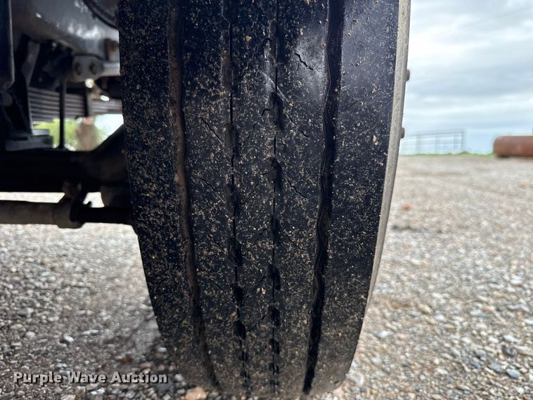 image for item FV2027 2001 Ford F650 truck cab and chassis