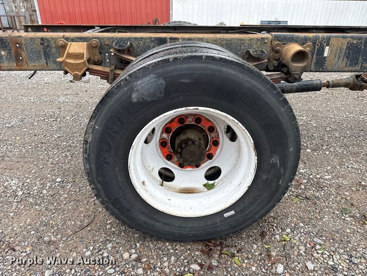 image for item FV2027 2001 Ford F650 truck cab and chassis