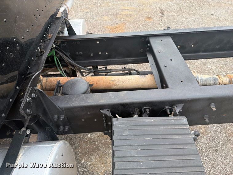 image for item FW3513 2001 International PayStar 5900I truck cab and chassis