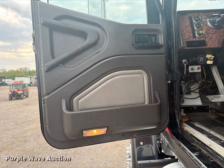image for item FW3513 2001 International PayStar 5900I truck cab and chassis