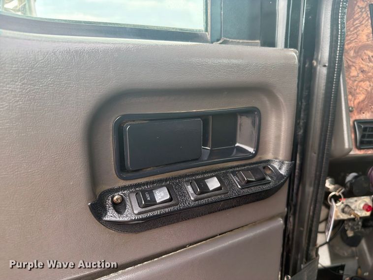 image for item FW3513 2001 International PayStar 5900I truck cab and chassis