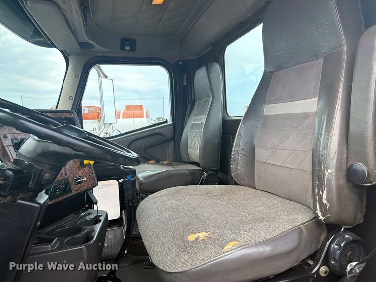 image for item FW3513 2001 International PayStar 5900I truck cab and chassis
