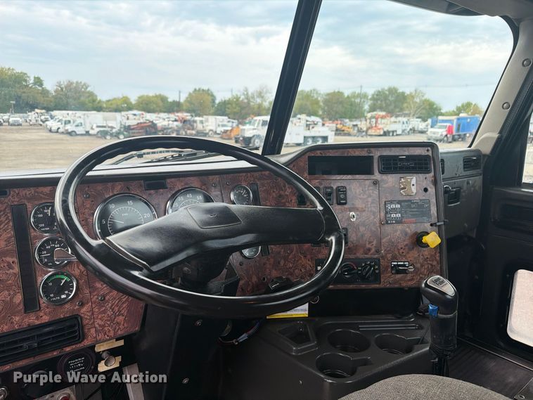 image for item FW3513 2001 International PayStar 5900I truck cab and chassis