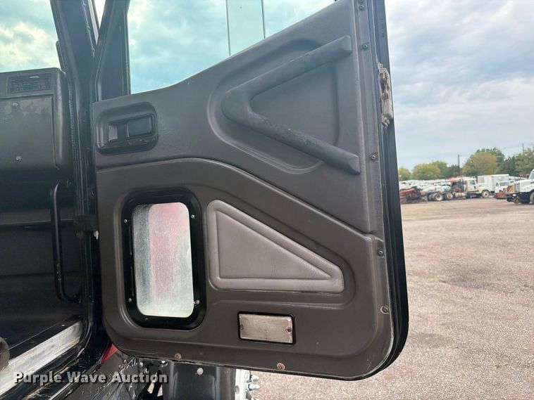 image for item FW3513 2001 International PayStar 5900I truck cab and chassis