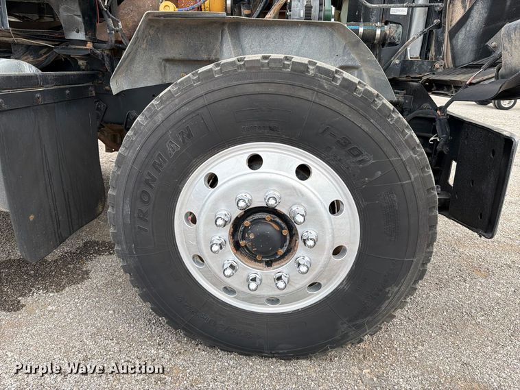 image for item FW3513 2001 International PayStar 5900I truck cab and chassis