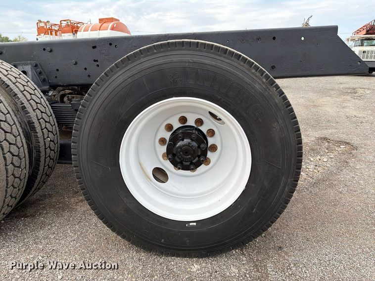 image for item FW3513 2001 International PayStar 5900I truck cab and chassis