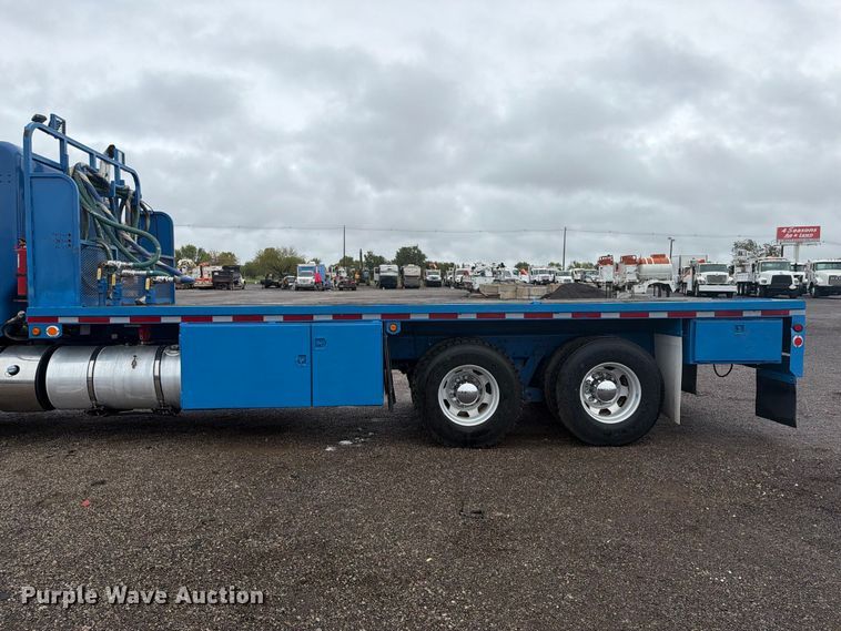 image for item FW3520 2011 Kenworth T800 flatbed truck