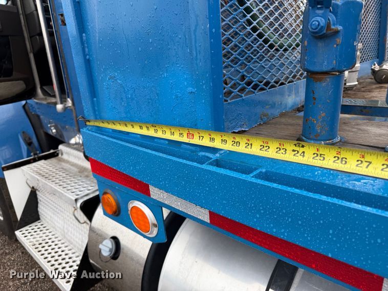 image for item FW3520 2011 Kenworth T800 flatbed truck