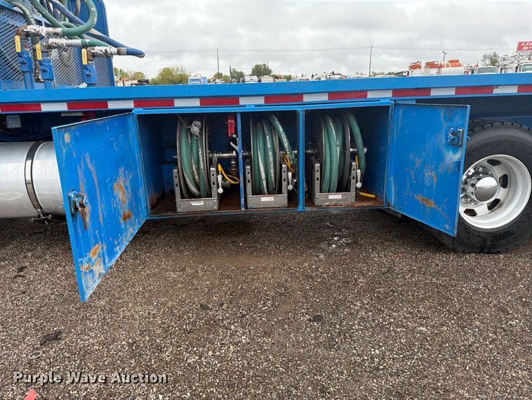 image for item FW3520 2011 Kenworth T800 flatbed truck