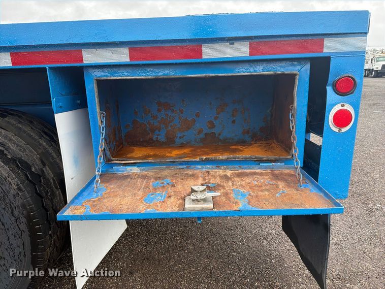 image for item FW3520 2011 Kenworth T800 flatbed truck