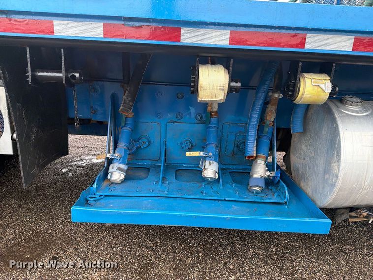 image for item FW3520 2011 Kenworth T800 flatbed truck