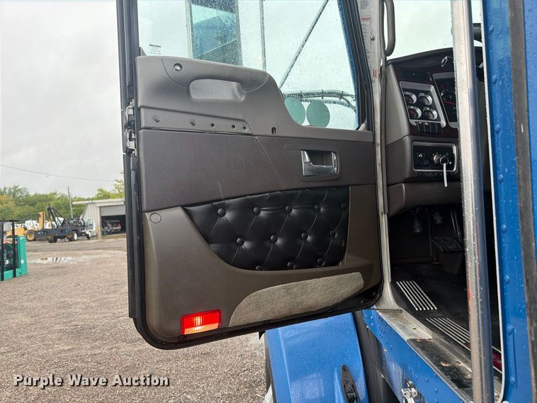 image for item FW3520 2011 Kenworth T800 flatbed truck
