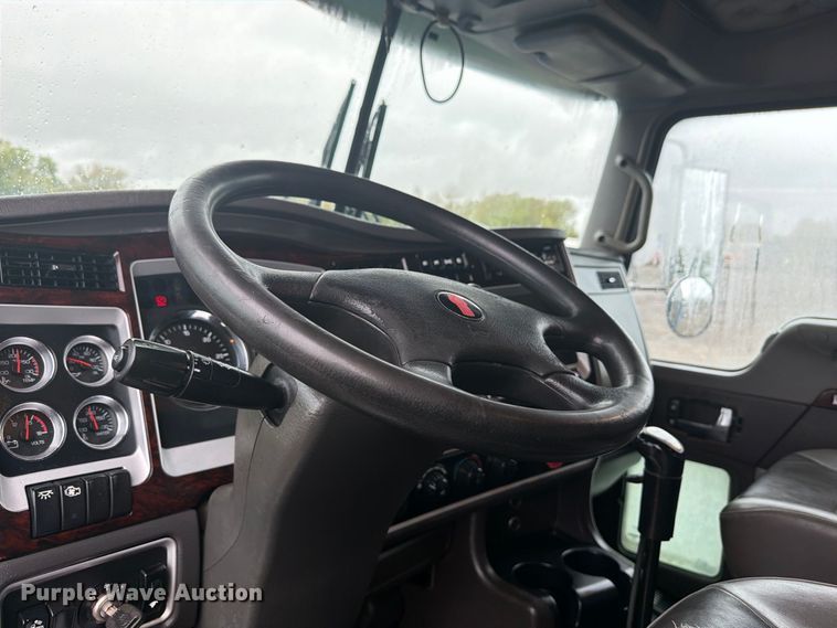 image for item FW3520 2011 Kenworth T800 flatbed truck