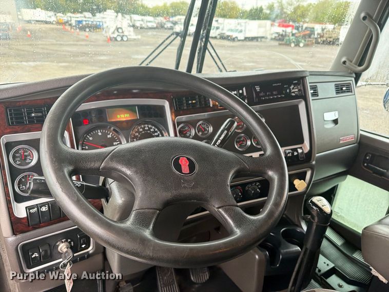 image for item FW3520 2011 Kenworth T800 flatbed truck