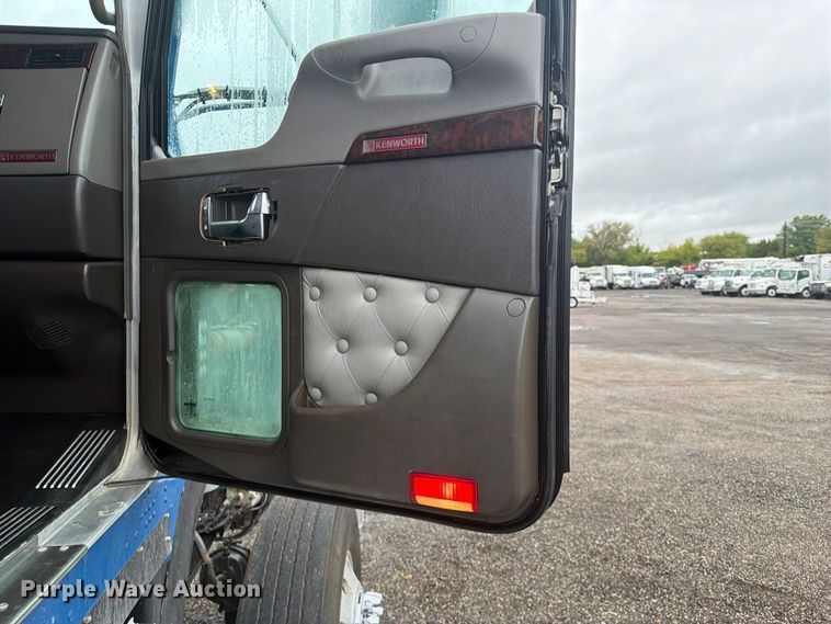 image for item FW3520 2011 Kenworth T800 flatbed truck