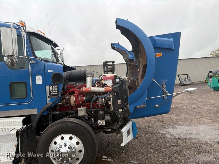 image for item FW3520 2011 Kenworth T800 flatbed truck