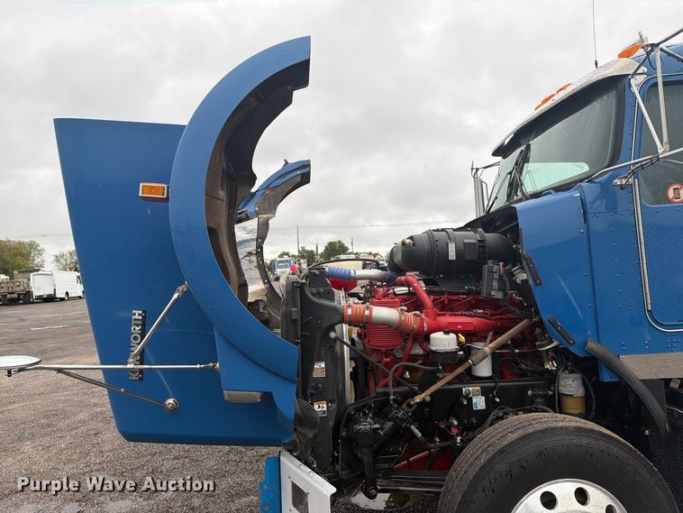 image for item FW3520 2011 Kenworth T800 flatbed truck