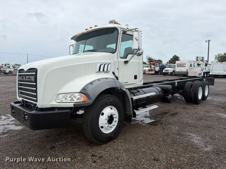 image for item FW3522 2015 Mack GU813 truck cab and chassis