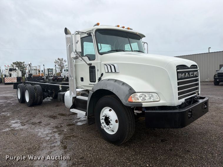 image for item FW3522 2015 Mack GU813 truck cab and chassis