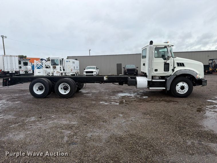 image for item FW3522 2015 Mack GU813 truck cab and chassis