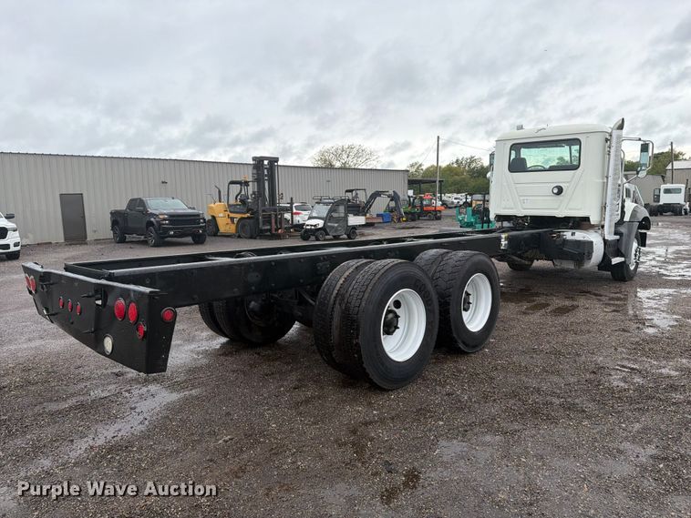 image for item FW3522 2015 Mack GU813 truck cab and chassis