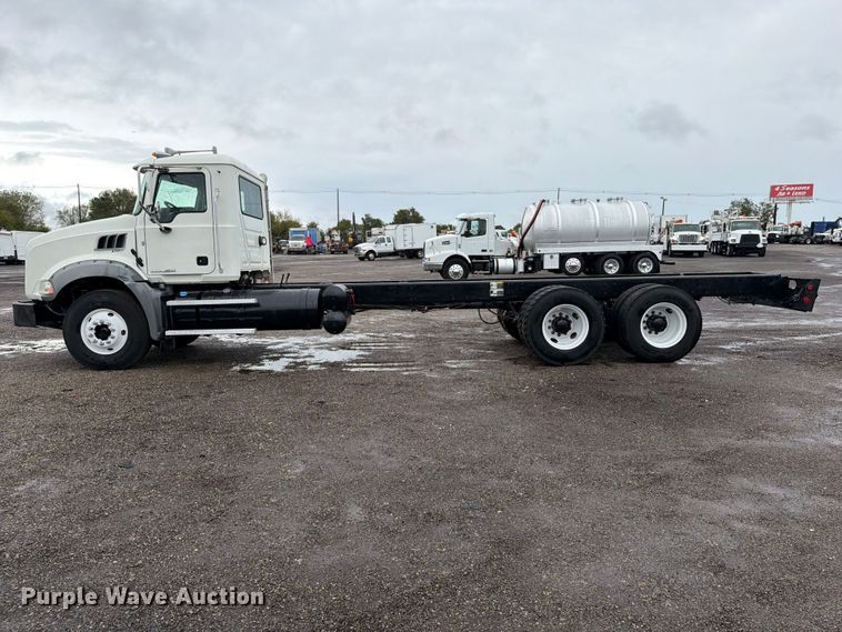 image for item FW3522 2015 Mack GU813 truck cab and chassis