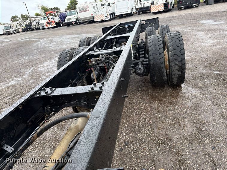 image for item FW3522 2015 Mack GU813 truck cab and chassis
