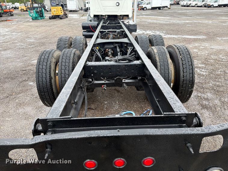 image for item FW3522 2015 Mack GU813 truck cab and chassis