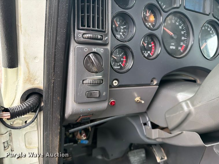 image for item FW3522 2015 Mack GU813 truck cab and chassis