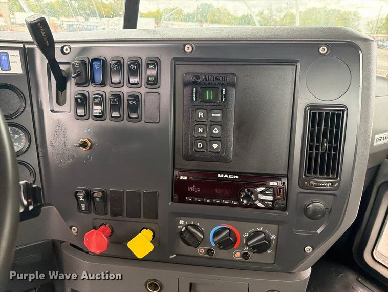 image for item FW3522 2015 Mack GU813 truck cab and chassis