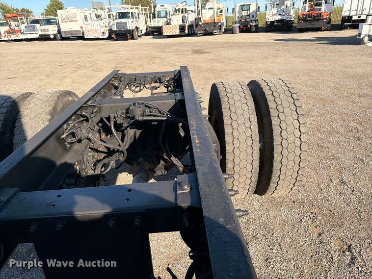 image for item FW3537 2015 Peterbilt 337 truck cab and chassis