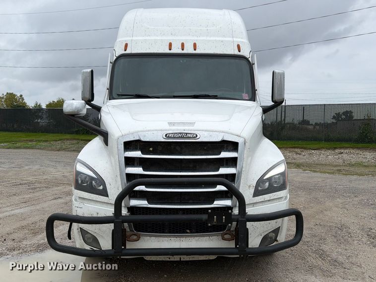 image for item OE9742 2020 Freightliner Cascadia semi truck