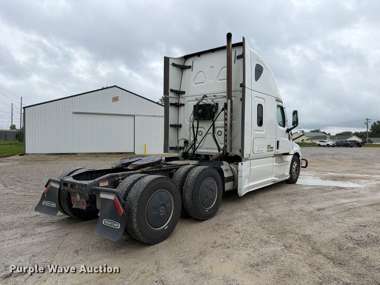 image for item OE9742 2020 Freightliner Cascadia semi truck