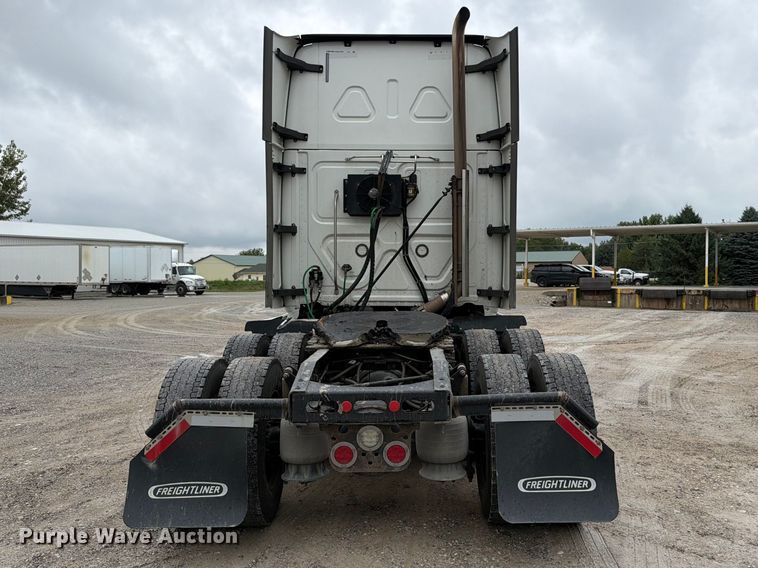 image for item OE9742 2020 Freightliner Cascadia semi truck
