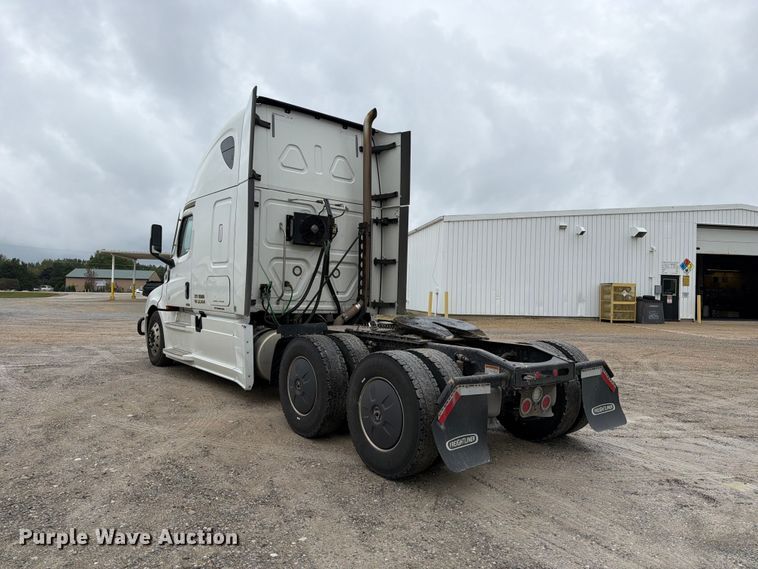image for item OE9742 2020 Freightliner Cascadia semi truck