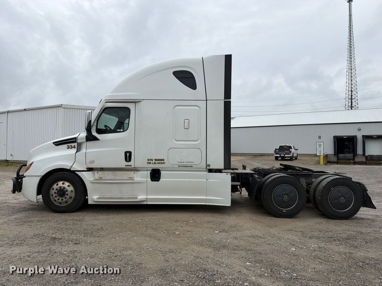 image for item OE9742 2020 Freightliner Cascadia semi truck