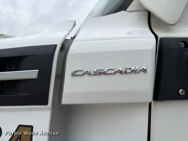 image for item OE9742 2020 Freightliner Cascadia semi truck