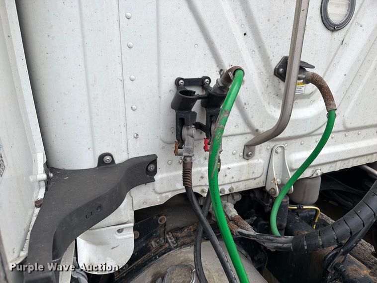 image for item OE9742 2020 Freightliner Cascadia semi truck