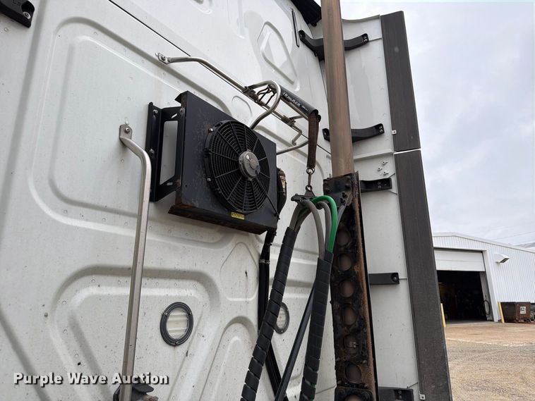 image for item OE9742 2020 Freightliner Cascadia semi truck