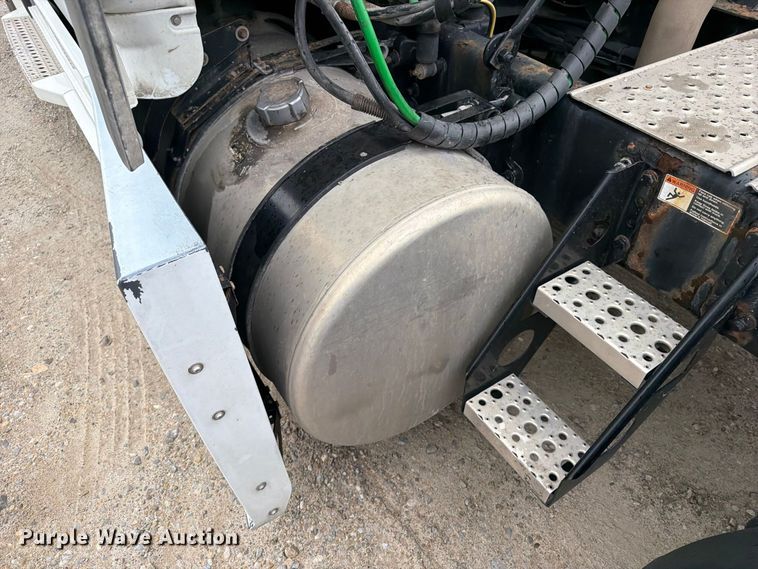 image for item OE9742 2020 Freightliner Cascadia semi truck