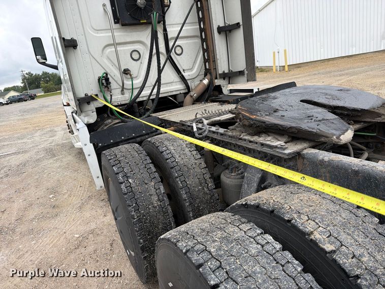image for item OE9742 2020 Freightliner Cascadia semi truck