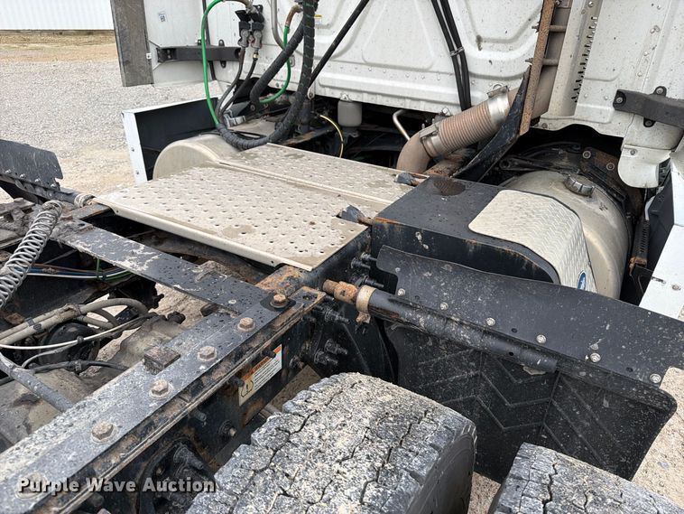 image for item OE9742 2020 Freightliner Cascadia semi truck