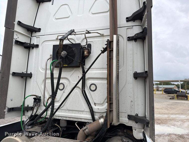 image for item OE9742 2020 Freightliner Cascadia semi truck