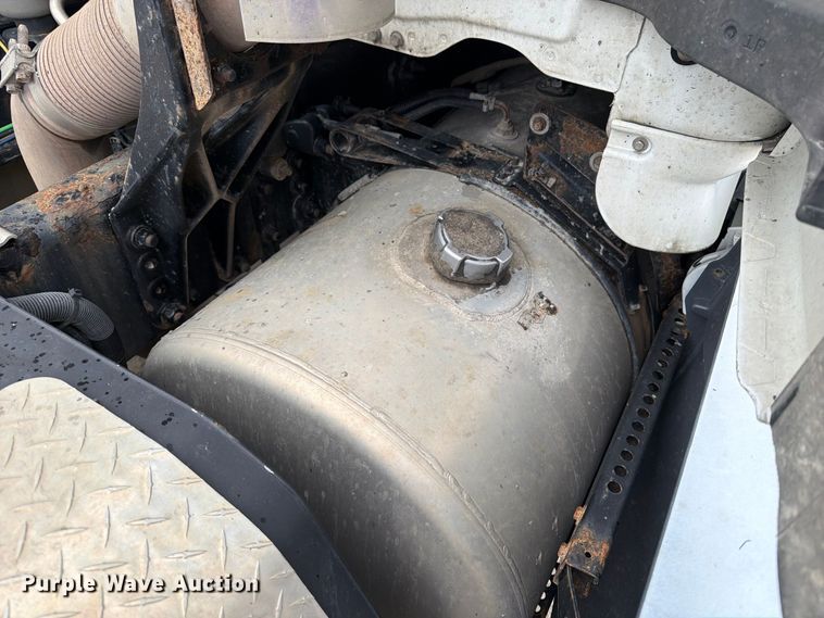 image for item OE9742 2020 Freightliner Cascadia semi truck